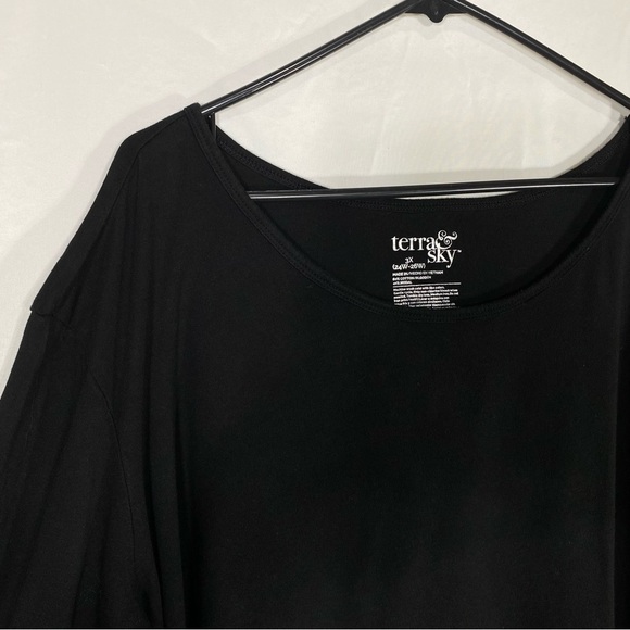 Terra & Sky Black Scoop Neck Long Sleeve Plain Tee - Picture 2 of 5